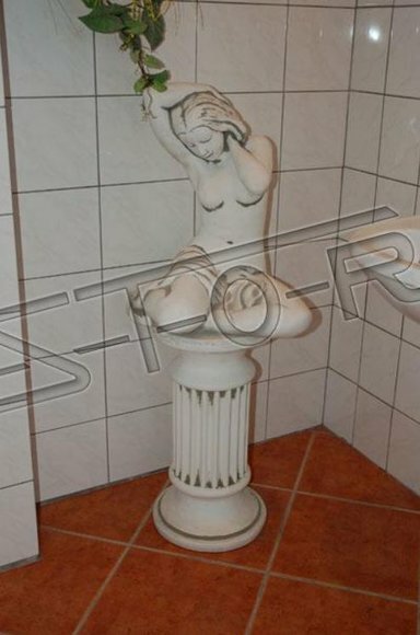 WeiÃe Gartenfigur eines MÃ¤dchens auf einer SÃ¤ule