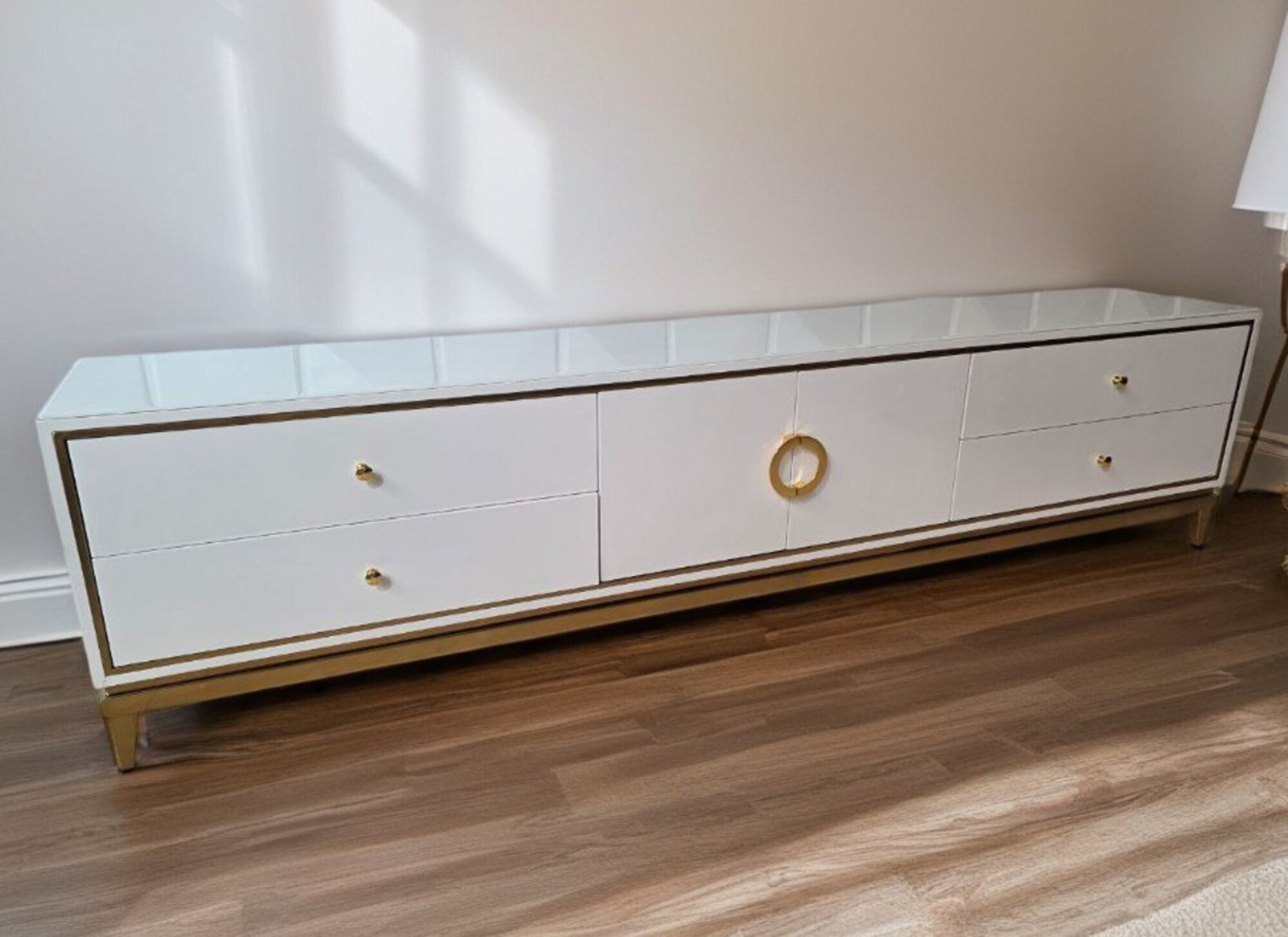 WeiÃes modernes RTV Lowboard â Stilvolles Sideboard und TV-MÃ¶bel fÃ¼r Ihr Wohnzimmer Sofort
