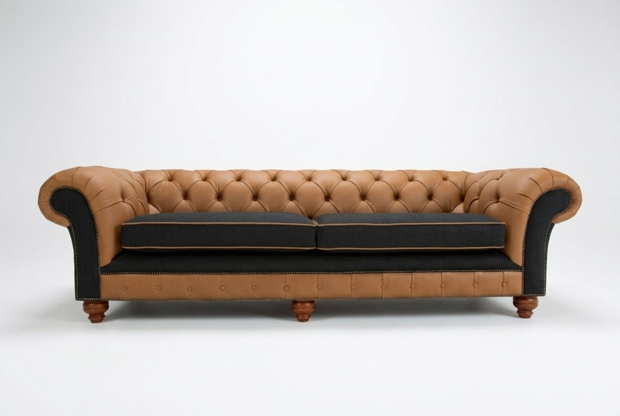 klassische Chesterfield Couch 4 Sitzer Sofa Couchen Samt Leder Design