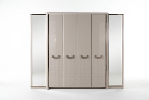 Moderner Kleiderschrank aus Holz in Beige